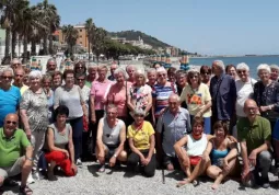 Il gruppo del soggiorno marino nel giorno della visita dell'assessore al Volontariato Ezio Donadio 